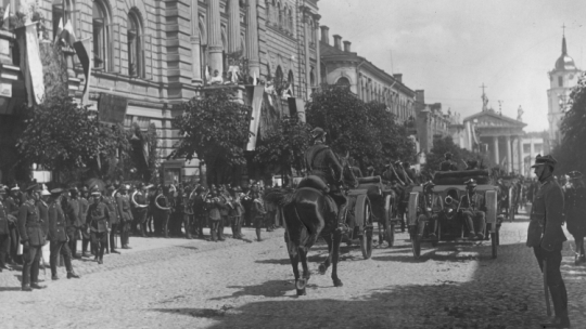 18 kwietnia 1922 r. Uroczystości z okazji przyłączenia Wileńszczyzny do Polski. Defilada wojskowa na ulicach Wilna. Źródło: NAC