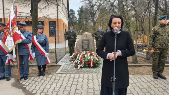Huta Mińska, 26.04.2022. Dyrektor Instytutu Pileckiego Magdalena Gawin (P) podczas odsłonięcia tablicy pamięci Kazimierza Przekory na terenie Szkoły Podstawowej w Hucie Mińskiej. Źródło: www.twitter.com/InstPileckiego/