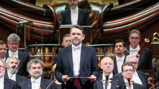 Dyrektor artystyczny Orkiestry Filharmonii Narodowej Andrzej Boreyko (C). Fot. PAP/L. Szymański