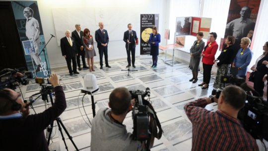 Marszałek Senatu Tomasz Grodzki (5L), wicemarszałkowie Senatu Bogdan Borusewicz (L) i Gabriela Morawska-Stanecka (3L), senator KO Bogdan Klich (4L) oraz prezes Stowarzyszenia „Skwer Władysława Bartoszewskiego” Mariusz Malinowski (2L) podczas otwarcia wystawy "Bartoszewski 1922-2015. Pod prąd-Pamięć-Pojednanie" w Senacie w Warszawie. Fot. PAP/L. Szymański
