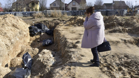 Masowy grób ofiar rosyjskich zbrodni w Buczy. 07.04.2022. Fot. PAP/EPA