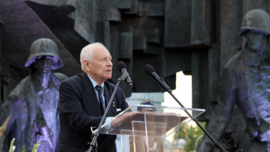 Prezes Światowego Związku Żołnierzy AK Czesław Cywiński przemawia przed Apelem Poległych przy Pomniku Powstania Warszawskiego. Warszawa, 31.07.2009. Fot. PAP/P. Supernak