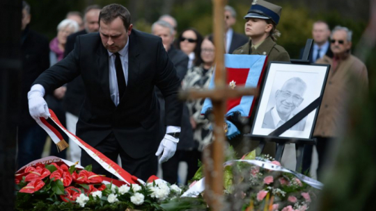 Warszawa, 13.04.2022. Uroczystości pogrzebowe Ludwika Dorna na Cmentarzu Wojskowym na Powązkach w Warszawie, 13 bm. Były marszałek Sejmu, wicepremier oraz minister spraw wewnętrznych i administracji zmarł 7 bm. w wieku 67 lat. Fot. PAP/M. Obara 