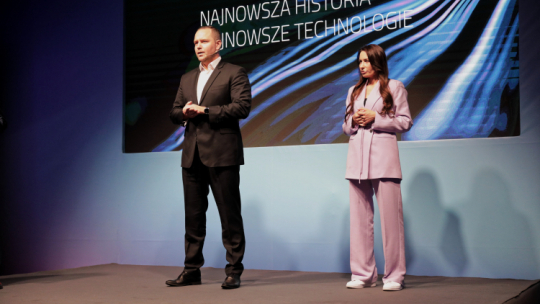 Prezes IPN Karol Nawrocki (L) i dyrektor Biura Nowych Technologii Instytutu Pamięci Narodowej Magdalena Hajduk (P) wzięli udział w konferencji prasowej w Reducie Banku Polskiego w Warszawie. Fot. PAP/A. Zawada