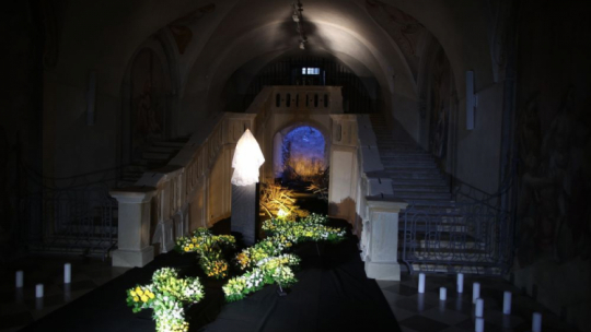 Aranżacja Grobu Pańskiego w krypcie kościoła Ojców Pijarów. Kraków, 15.04.2022. Fot. PAP/Ł. Gągulski