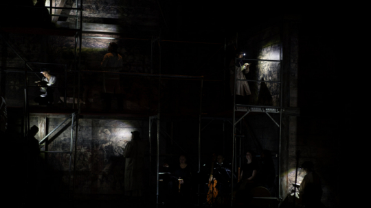 Zdjęcia z próby spektaklu „Historyja o chwalebnym Zmartwychwstaniu Pańskim”. Źródło: www.facebook.com/TeatrOsterwy/