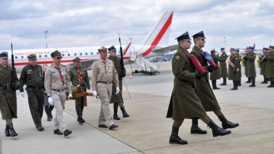 Ceremonia powitania prochów śp. Karoliny Kaczorowskiej na płycie lotniska Wojskowego Portu Lotniczego na warszawskim Okęciu. Fot. PAP/P. Nowak