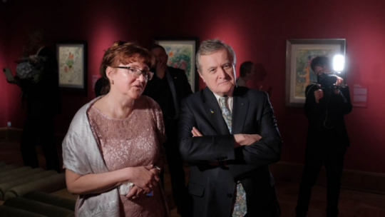 Wicepremier, minister kultury Piotr Gliński (P) i kuratorka wystawy „Chagall” Anna Manicka (L) na otwarciu wystaw czasowych pt. „Chagall” i „Stan rzeczy” w siedzibie Muzeum Narodowego w Warszawie. Fot. PAP/M. Marek