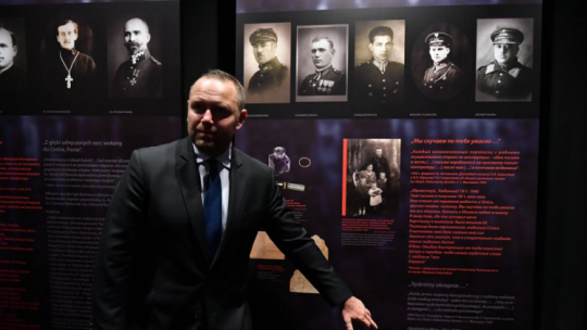 Gdańsk, 13.04.2022. Prezes Instytutu Pamięci Narodowej Karol Nawrocki podczas otwarcia wystawy „Ostaszków, skrzynka pocztowa nr 37” w Muzeum II Wojny Światowej w Gdańsku. 13 kwietnia obchodzony jest Dzień Pamięci Ofiar Zbrodni Katyńskiej. Fot. PAP/A. Warżawa