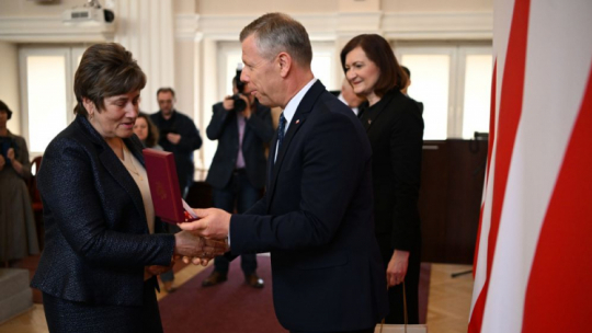 Zastępca szefa Kancelarii Prezydenta RP Piotr Ćwik (2P) oraz wojewoda podkarpacka Ewa Leniart (P) podczas uroczystości wręczenia w imieniu prezydenta RP Krzyży Komandorskich Orderu Odrodzenia Polski nadanych Polakom ratującym Żydów podczas II wojny światowej. Rzeszów, 28.04.2022. Fot. PAP/D. Delmanowicz