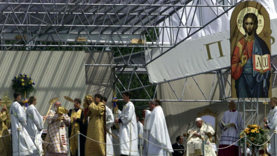Papież Jan Paweł II uczestniczy w mszy św. w obrządku wschodnim na podkijowskim lotnisku „Czajka”. 25.06.2001. Fot. PAP/R. Pietruszka