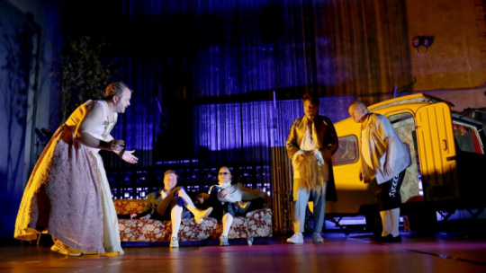 Aktor Marcin Gaweł (L) podczas próby medialnej spektaklu „Poskromienie złośnicy” Williama Shakespeare'a w reżyserii Jacka Jabrzyka w Teatrze Zagłębia w Sosnowcu. Fot. PAP/Z. Meissner