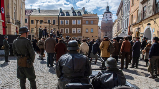 Aktorzy na planie zdjęciowym filmu „Przysięga Ireny” w Lublinie. Fot. PAP/W. Jargiło