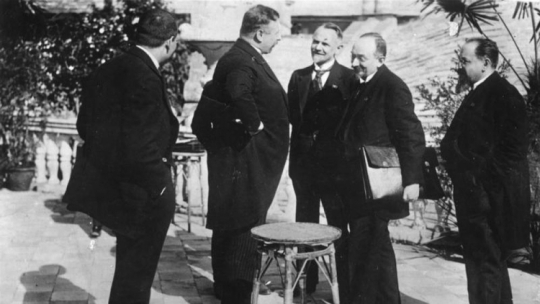 Podpisanie układu w Rapallo. kanclerz Rzeszy Joseph Wirth, Walther Rathenau oraz delegacja sowiecka: Leonid Krasin, Gieorgij Cziczerin oraz Adolf Joffe. Źródło: Wikimedia Commons/Bundesarchiv