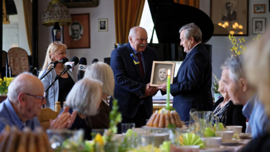 Wicepremier, minister kultury i dziedzictwa narodowego Piotr Gliński (P) oraz prezes ZASP Krzysztof Szuster (C) w siedzibie Domu Artystów Weteranów Scen Polskich „Skolimów. Konstancin-Jeziorna, 14.04.2022. Fot. PAP/L. Szymański