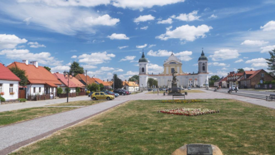 Rynek w Tykocinie z pomnikiem hetmana Stefana Czarnieckiego, w tle barokowy kościół pod wezwaniem Świętej Trójcy. Fot. PAP/J. Ochoński