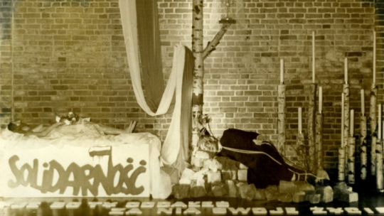 Połowa lat 80. XX w. – dekoracja wielkanocna w jednym z kościołów z widocznym emblematem „Solidarności” i sylwetką związanego księdza, nawiązującą do morderstwa ks. Jerzego Popiełuszki. Źródło: IPN