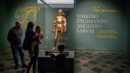 Międzynarodowa ekspozycja jednego arcydzieła „Dziecięca zbroja Zygmunta Augusta” w Muzeum Narodowym – Pałacu Wielkich Książąt Litewskich w Wilnie. Fot. PAP/V. Doveiko