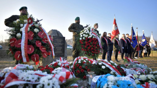 W ramach programu „Zawołani po imieniu” Instytutu Pileckiego odsłonięto tablicę upamiętniającą kolejarza Jana Maletkę na terenie byłej stacji kolejowej w Treblince. 25.11.2021. Fot. PAP/P. Piątkowski