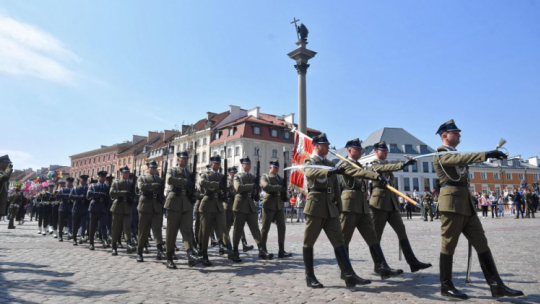 Warszawa, 02.05.2022. Przemarsz żołnierzy Wojska Polskiego i Orkiestry Wojskowej z flagami Polski po placu Zamkowym w Warszawie, w ramach uroczystości z okazji Dnia Flagi Rzeczypospolitej Polskiej oraz Dnia Polonii i Polaków za Granicą. Fot. PAP/R. Pietruszka