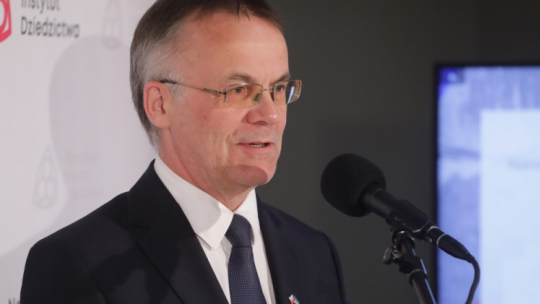 Warszawa, 11.05.2022. Sekretarz stanu w Ministerstwie Kultury i Dziedzictwa Narodowego, generalny konserwator zabytków Jarosław Sellin na konferencji prasowej w siedzibie Narodowego Instytutu Dziedzictwa w Warszawie. Spotkanie dotyczyło projektu Instytutu pt. "Digitalizacja i udostępnianie cyfrowych dóbr kultury - zabytków oraz grobów i Cmentarzy wojennych". Fot. PAP/A. Zawada