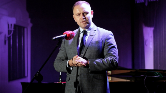 Warszawa, 06.05.2022. Prezes Instytutu Pamięci Narodowej Karol Nawrocki podczas premiery albumu "Kolekcja płyt gramofonowych z września 1939 roku" w Studiu Koncertowym Polskiego Radia im. Władysława Szpilmana w Warszawie. Fot. PAP/A. Zawada