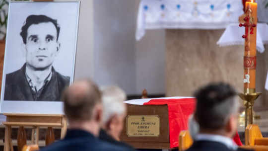 Grudziądz, 18.05.2022. Uroczystości pogrzebowe Żołnierza Wyklętego ppor. Zygmunta Libery ps. Babinicz w kościele parafialnym pw. św. Józefa Oblubieńca w Grudziądzu. Fot. PAP/T. Żmijewski