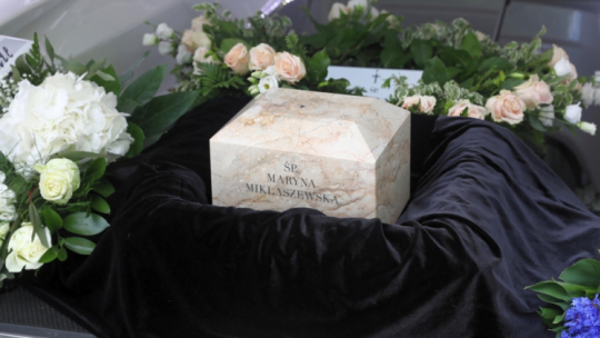 Warszawa, 26.05.2022. Urna z prochami śp. Maryny Miklaszewskiej podczas ostatniej drogi na Cmentarz Powązkowski w Warszawie, 26 bm. Bohemistka, dziennikarka, pisarka i działaczka opozycji niepodległościowej Maryna Miklaszewska zmarła 11 maja 2022 r. Fot. PAP/T. Gzell