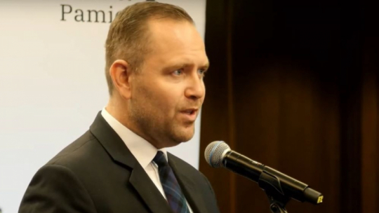 Warszawa, 24.05.2022 r. Prezes IPN dr Karol Nawrocki podczas wtorkowej konferencji prasowej na Stadionie Narodowym, prezentującej nową odsłonę przedsięwzięcia Archiwum Pełne Pamięci. Źródło: www.twitter.com/nawrockikn