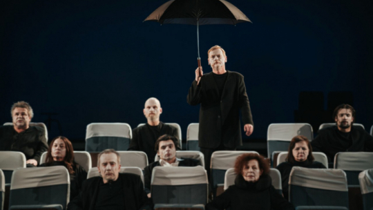 Fragment spektaklu Teatru Współczesnego w Szczecinie pt. „Odlot”. Źródło: www.powszechny.pl