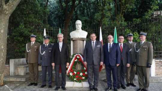 Rzym, Włochy, 16.05.2022. Szef Urzędu do Spraw Kombatantów i Osób Represjonowanych Jan Józef Kasprzyk (5P), biskup polowy Wojska Polskiego Wiesław Lechowicz (3L), dyrektor Centralnej Biblioteki Wojskowej im. Marszałka Józefa Piłsudskiego w Warszawie Jan Tarczyński (4P) oraz dyrektor Gabinetu Szefa UdSKiOR Wojciech Lesiak (3P) podczas uroczystości złożenia kwiatów w imieniu polskiej delegacji pod pomnikiem Marszałka Józefa Piłsudskiego w Rzymie. Fot. PAP/A. Zawada