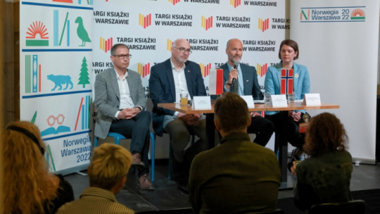 Warszawa, 19.05.2022. Dyrektor Biura Kultury Urzędu m. st. Warszawy Artur Jóźwik (L), dyrektor Targów Książki Jacek Oryl (2L), ambasador Królestwa Norwegii w Polsce Anders H. Eide (2P) oraz doradczyni ds. rynków międzynarodowych norweskiego biura informacyjnego NORLA Ellen Trautmann Olerud (P) podczas konferencji prasowej w Barze Studio w Pałacu Kultury i Nauki w Warszawie. Spotkanie dotyczyło organizowanych przez Fundację Historia i Kultura stołecznych Targów Książki. Fot. PAP/M. Marek