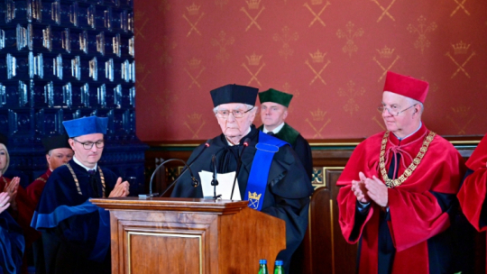 Kraków, 12.05.2022. Pisarz Wiesław Myśliwski (C) oraz dziekan Wydziału Polonistyki UJ dr hab. Jaroslaw Fazan (L) podczas uroczystości wręczenia Wiesławowi Myśliwskiemu tytułu doktora honoris causa Uniwersytetu Jagiellońskiego w Auli Collegium Novum w Krakowie. Fot. PAP/Art Service 2