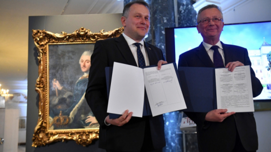 Warszawa, 25.05.2022. Dyrektor Zamku W. Fałkowski (P) i dyrektor Pałacu Władców Wielkiego Księstwa Litewskiego w Wilnie dr V. Dolinskas (L) na prezentacji publikacji do wystawy „Splendor i wiedza. Biblioteka królewska Stanisława Augusta”. W ramach spotkania podpisano umowę o współpracy z Muzeum Narodowym – Pałacem Wielkich Książąt Litewskich w Wilnie. W przestrzeni Biblioteki Królewskiej odbył się pokaz map z kolekcji dr. T. Niewodniczańskiego „Polonia et Lithuania et Ucraina". Fot. PAP/P. Nowak