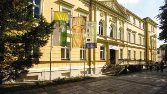 Gmach Muzeum Ziemi Lubuskiej w Zielonej Górze. Źródło: Wikimedia Commons