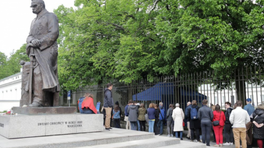 Kolejka osób oczekujących na możliwość zwiedzania Belwederu podczas Nocy Muzeów. 14.05.2022. Fot. PAP/A. Zawada