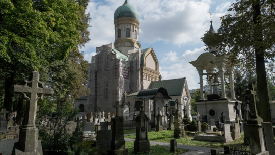 Cerkiew św. Jana Klimaka przy ul. Wolskiej 138/140 w Warszawie i otaczający ją cmentarz. Fot. PAP/M. Marek