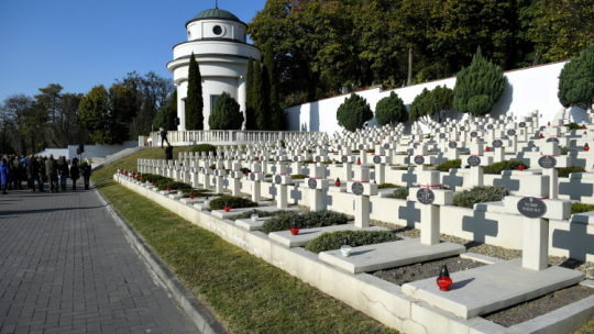 Lwów, Ukraina, 01.11.2019. Cmentarz Orląt Lwowskich, będący częścią Cmentarza Łyczakowskiego we Lwowie. Fot. PAP/D. Delmanowicz