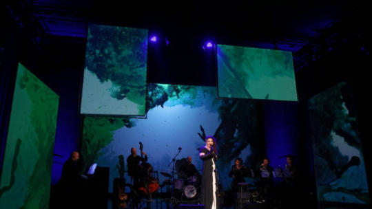 Artystka muzyczna Kamila Klimczak (C) na próbie medialnej koncertu „Piosenki odnowa. Kamila Klimczak” w reżyserii Krzysztofa Materny w Teatrze Bagatela w Krakowie. Fot. PAP/Ł. Gągulski