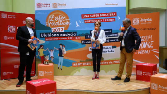 Dyrektor i redaktor naczelny Pierwszego Programu Polskiego Radia Marcin Kusy (L) oraz dziennikarz Roman Czejarek (P) i aktorka Agnieszka Kunikowska (C) uczestniczą w Studiu im. W. Szpilmana w siedzibie Polskiego Radia S.A. w Warszawie w konferencji prasowej poświęconej tegorocznej edycji "Lata z radiem". Fot. PAP/R. Guz