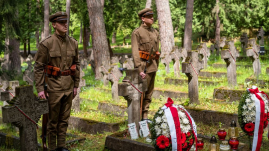 Wilno, Litwa, 28.05.2022. Uroczystość przy grobie brata gen. Stanisława Maczka śp. ppor. Jana Maczka na Cmentarzu Wojskowym na Antokolu w Wilnie. Z okazji przypadającej w 2022 r. 130. rocznicy urodzin Stanisława Maczka, Stanisława Sosabowskiego i Władysława Andersa w tym roku obchodzony jest Rok Trzech Generałów. Fot. PAP/V. Doveiko