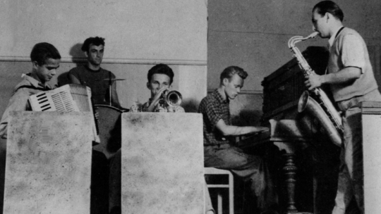 Ustronie Morskie 1958. Koncert zespołu jazzowego Melomani. Nz. od lewej: Andrzej Trzaskowski, Witold Sobociński, Andrzej "Idon" Wojciechowski, Krzysztof Trzciński (Komeda) i Jerzy "Duduś" Matuszkiewicz. Fot. PAP/Reprodukcja