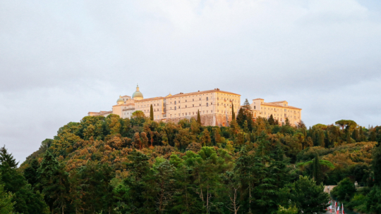 Widok na Opactwo Benedyktynów na wzgórzu Monte Cassino. Fot. PAP/A. Zawada