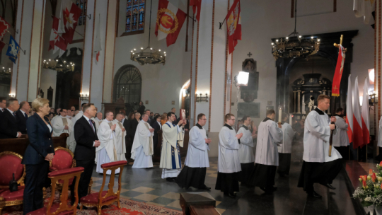 Prezydent Andrzej Duda (2L) oraz pierwsza dama Agata Kornhauser-Duda (L) podczas uroczystej mszy świętej w warszawskiej archikatedrze św. Jana Chrzciciela. Fot. PAP/M. Marek