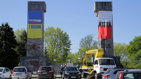 Akcja protestacyjna przeciwko agresji Rosji w Ukrainę pod pomikiem Wyzwolenia Ziemi Warmińskiej i Mazurskiej autorstwa Xawerego Dunikowskiego w Olsztynie. Fot. PAP/T. Waszczuk