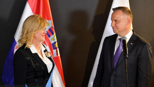 Davos, Szwajcaria, 24.05.2022. Prezydent RP Andrzej Duda (P) i odznaczona Orderem Orła Białego, była prezydent Chorwacji Kolinda Grabar-Kitarovic (L) w Domu Trójmorza w Davos, 24 bm. Prezydent RP wziął udział w Światowym Forum Ekonomicznym. Fot. PAP/R. Pietruszka