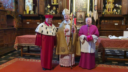 Abp Piero Marini (C). Źródło: www.twitter.com/EpiskopatNews