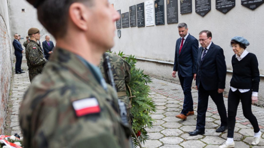 Mariusz Kamiński złożył wieniec pod ścianą straceń na terenie Muzeum Żołnierzy Wyklętych i Więźniów Politycznych PRL w Warszawie w 74. rocznicę śmierci rotmistrza Witolda Pileckiego. Ministrowi towarzyszyła córka rotmistrza, Zofia Pilecka-Optułowicz. Źródło: www.twitter.com/MSWiA_GOV_PL