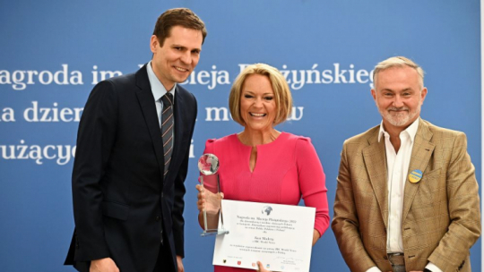 Gdynia, 28.05.2022. Laureatka, dziennikarka Kasia Madera (C), syn Macieja Płażyńskiego - Jakub Płażyński (L) i prezydent Gdyni Wojciech Szczurek (P) podczas uroczystości wręczenia Nagród im. Macieja Płażyńskiego w Muzeum Emigracji w Gdyni. Fot. PAP/M. Gadomski