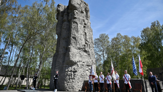 Uczestnicy uroczystych obchodów 77. rocznicy oswobodzenia KL Stutthof, odbywających się przed Pomnikiem Walki i Męczeństwa na terenie Muzeum Stutthof w Sztutowie. Fot. PAP/M. Gadomski
